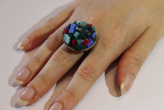 Anello "Vulcano Blu" indossato su mano