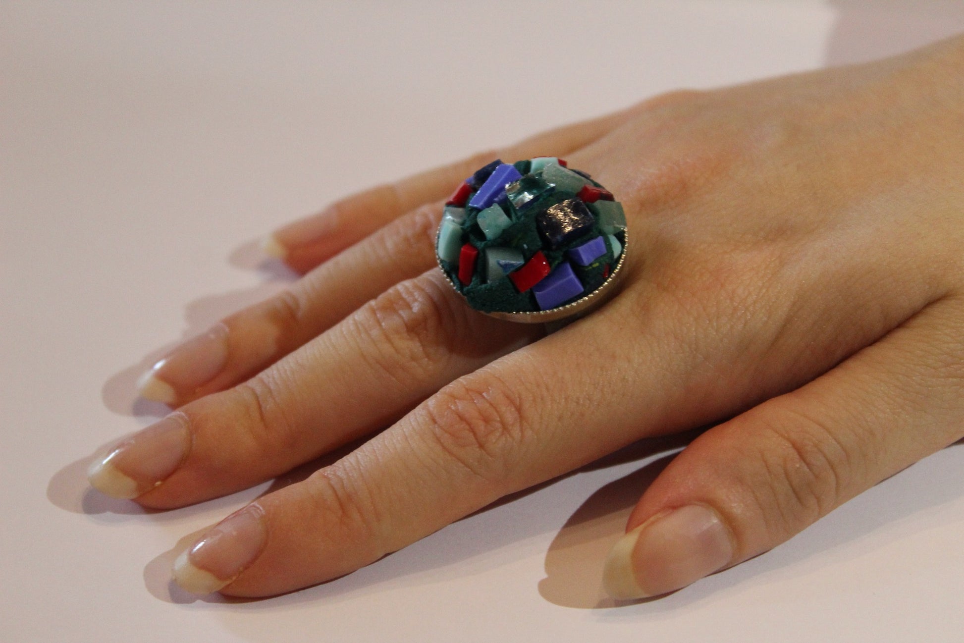 Anello "Vulcano Blu" indossato su mano laterale