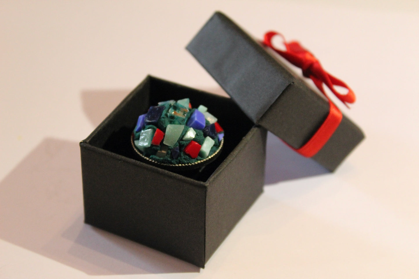 Anello "Vulcano Blu" nella scatolina nera con fiocco rosso