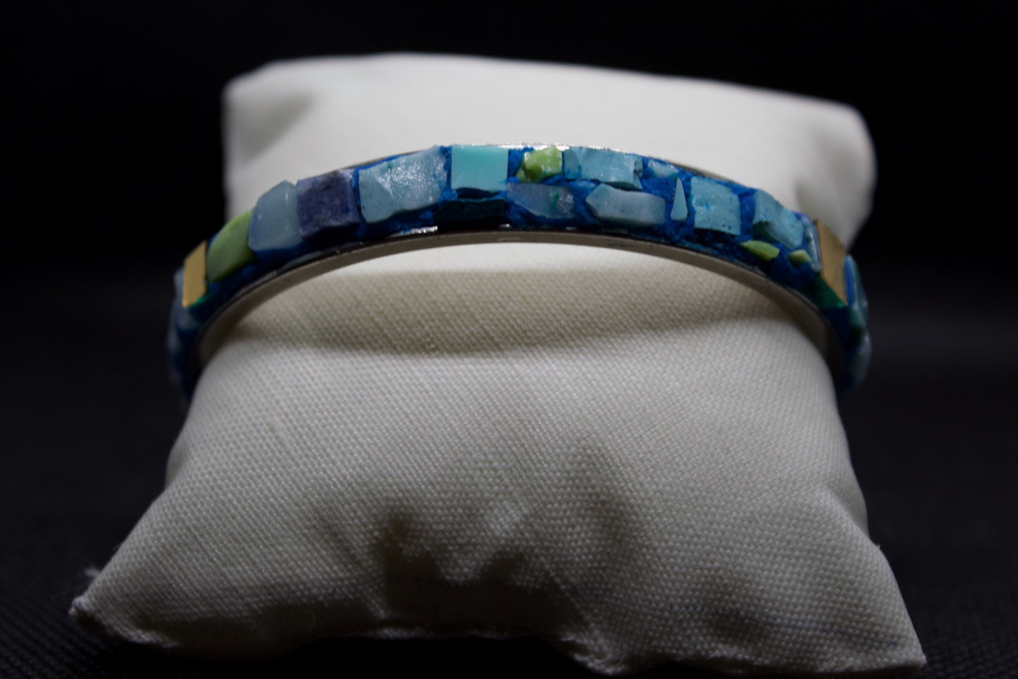 Bracciale micromosaico azzurro blu con oro puro su sfondo nero vista frontale