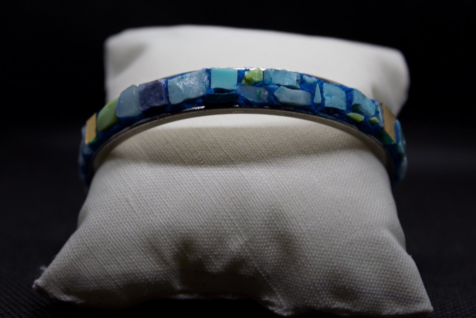 Bracciale micromosaico azzurro blu con oro puro su sfondo nero vista frontale