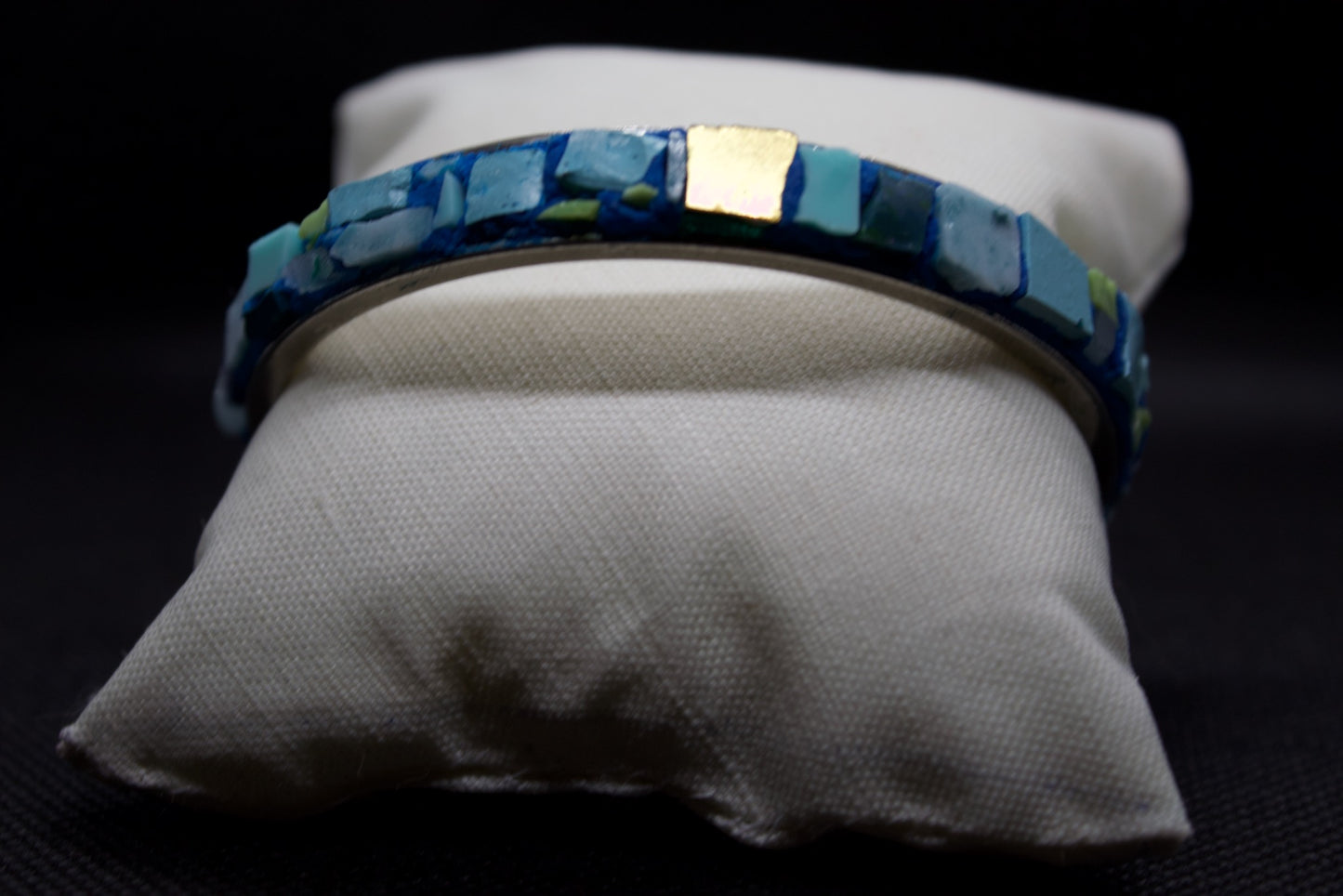 Bracciale micromosaico azzurro blu con oro puro su sfondo nero vista frontale con dettaglio