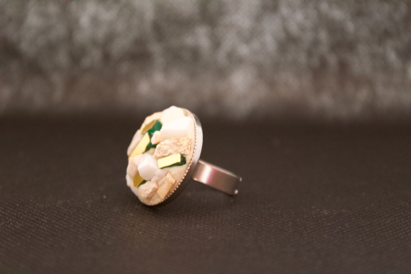 Anello micromosaico con oro puro su sfondo nero vista laterale sinistra