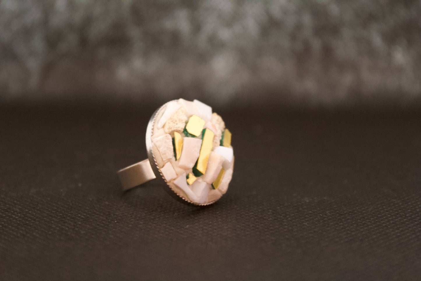 Anello micromosaico con oro puro su sfondo nero vista laterale destra