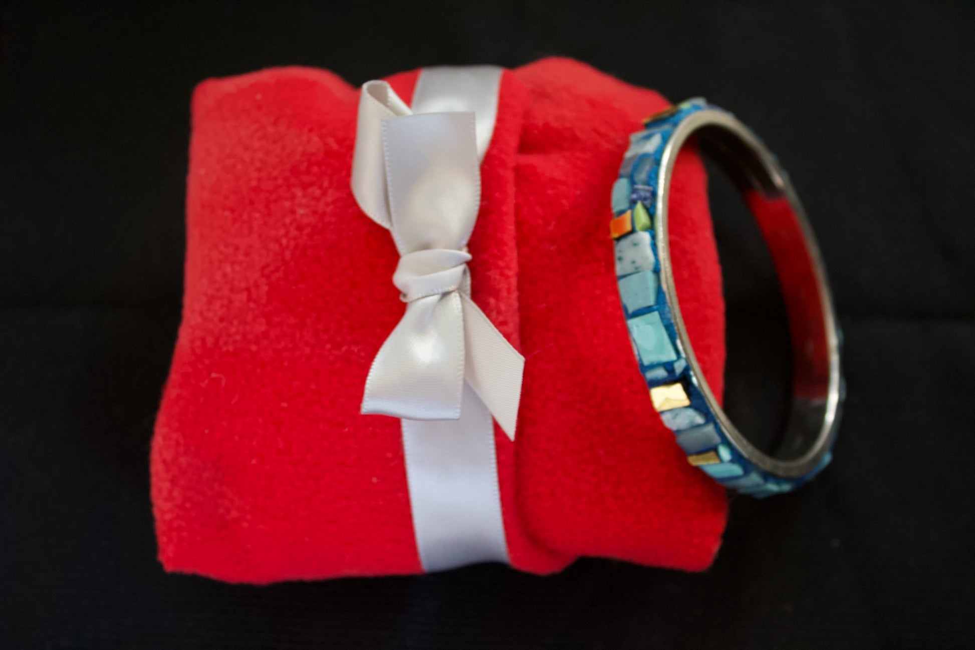 Bracciale micromosaico azzurro blu con oro puro su pacchetto in panno rosso morbido con fiocco bianco