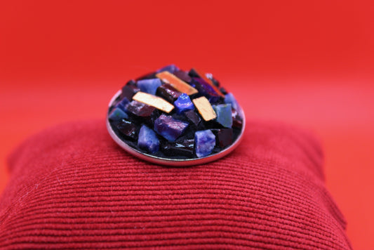 Spilla tonda blu in micromosaico con oro su sfondo rosso